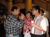 大會期間,李洪成老師經(jīng)常被圍住,詢問大宗易相關(guān)問題