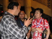 大會期間,李洪成老師經(jīng)常被圍住,詢問大宗易相關(guān)問題